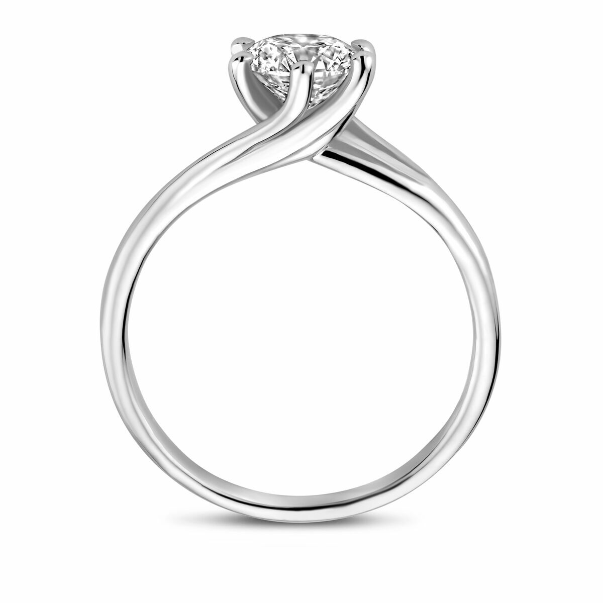 De Van der Kooij Collectie ring lab grown diamant 1.00ct g vs 14K witgoud heeft een gedraaide band in witgoud en een rondgeslepen lab-grown diamant, stevig gezet met twee tanden aan de bovenkant.