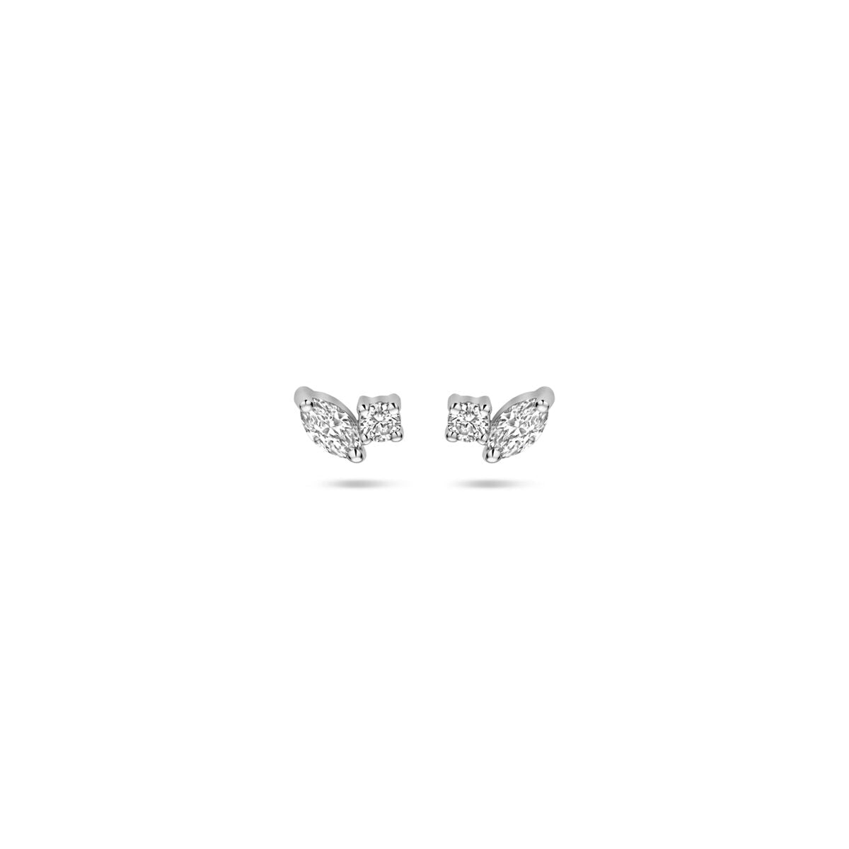 Oorknoppen van 14K witgoud met diamant, 0.24ct (2x 0.12ct), in de vorm van vleugels met een afmeting van 4 mm.