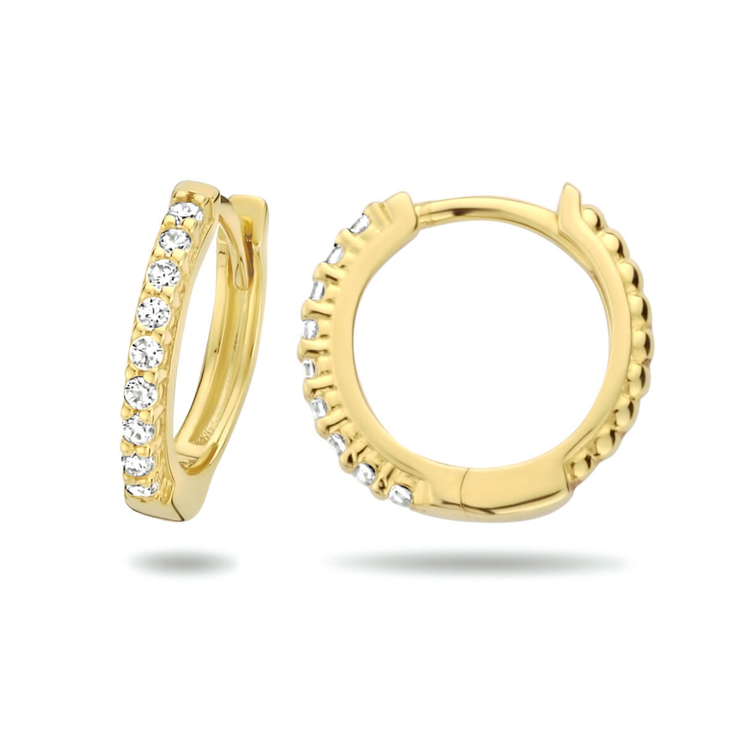 Een paar Van der Kooij Collectie klapoorringen zirkonia 1 micron zilver verguld (geel), elk met een rij heldere, rondgeslepen zirkonia op de voorrand, afgebeeld tegen een witte achtergrond.