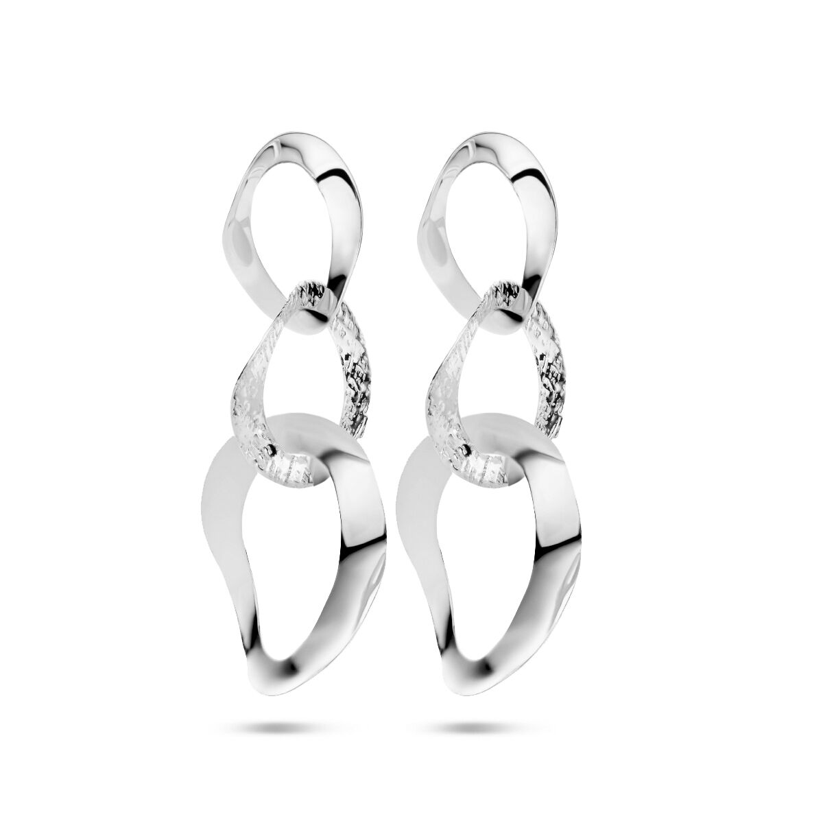 Oorhangers van gerhodineerd zilver met een combinatie van matte en glanzende ovalen schakels.