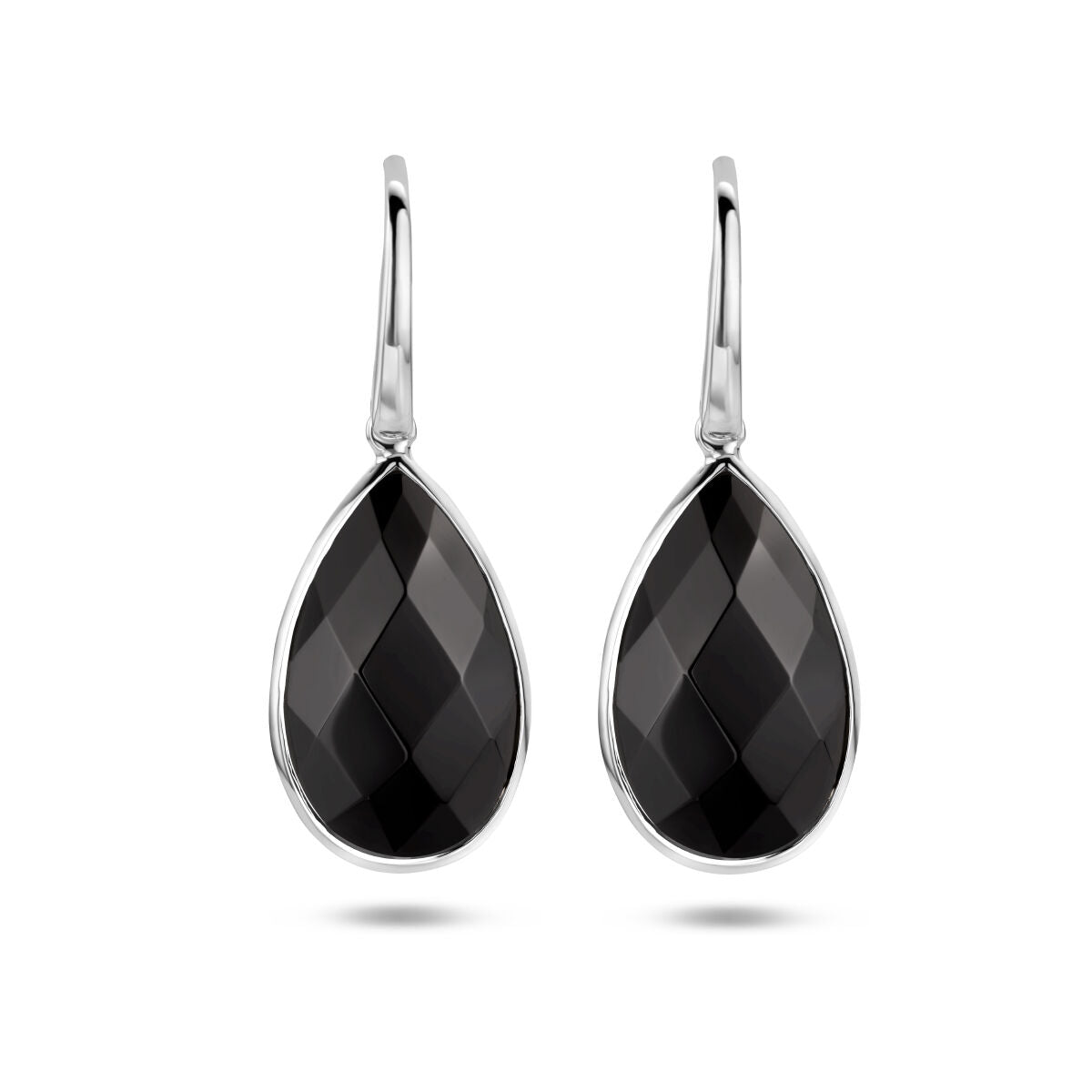 Deze Van der Kooij Collectie oorhangers onyx franse haak in gerhodineerd zilver zijn voorzien van facetgeslepen druppelvormige zwarte stenen - stijlvolle dames sieraden perfect voor elke gelegenheid.