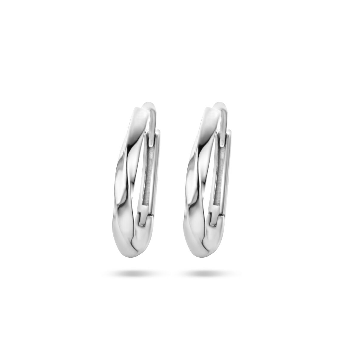 Klapoorringen van gedraaid zilver met een gerhodineerde afwerking, met een glanzend en modern ontwerp.