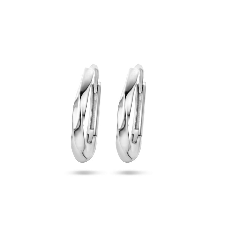 Een paar Van der Kooij Collectie klapoorringen gedraaid zilver gerhodineerd met een gedraaid design, vervaardigd uit 925 zilver en afgebeeld op een witte ondergrond.