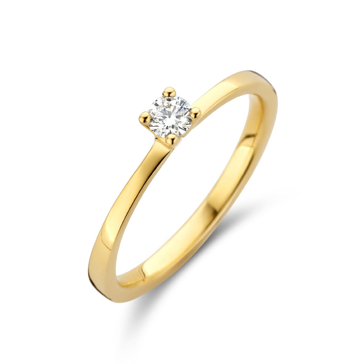 Een 14K geelgouden ring van de Van der Kooij Collectie met een 0.15ct H/Si diamant in een vierpoots zetting, getoond op een witte achtergrond.