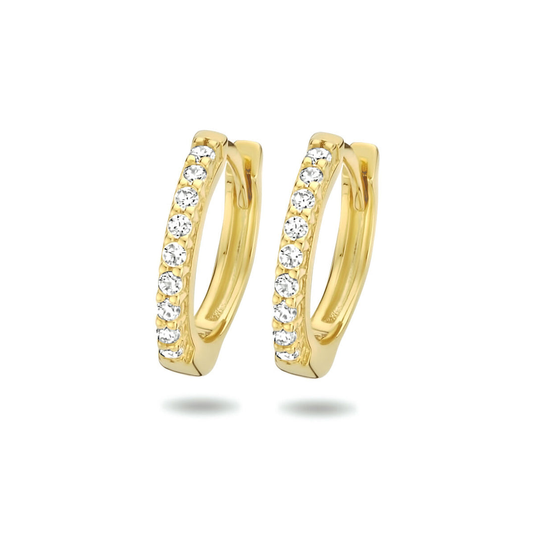 De Van der Kooij Collectie klapoorringen zirkonia 1 micron zilver verguld (geel) zijn voorzien van kleine, ronde witte steentjes en schitteren stijlvol op de foto met witte achtergrond.