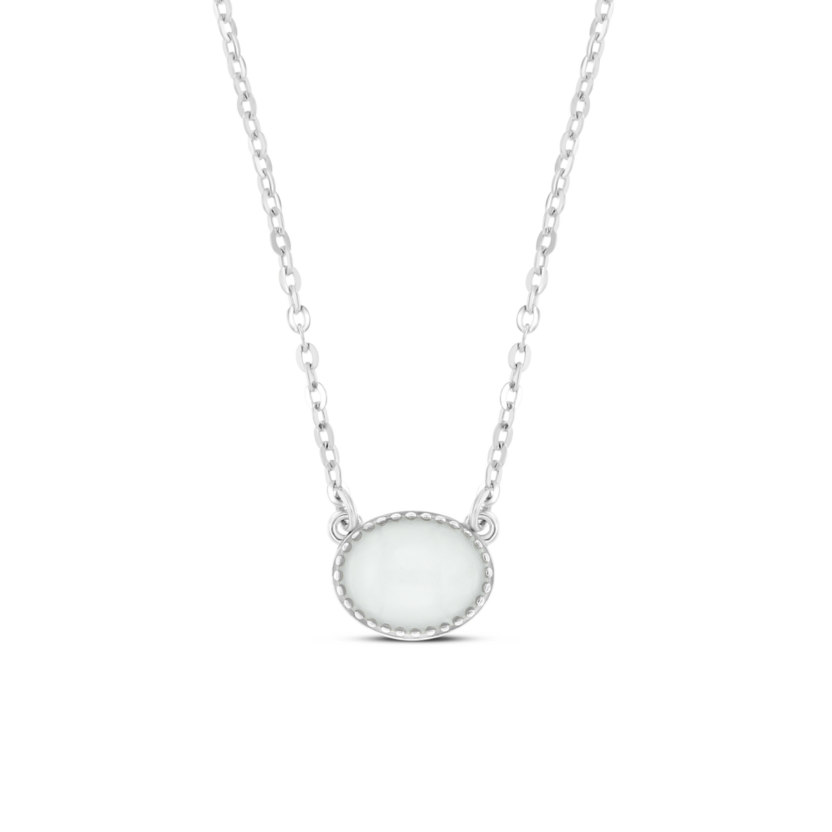 Zilveren ketting met een ovale, witte edelsteen in een subtiele zetting.