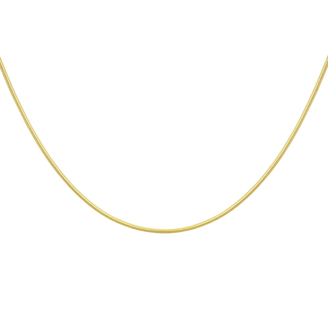 De Van der Kooij Collectie collier slang rond 0,9 mm is een strakke 14K geelgouden ketting met schakeltype slang, sierlijk gebogen en tentoongesteld tegen een witte achtergrond.