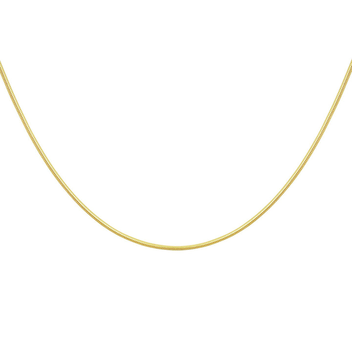 De Van der Kooij Collectie collier slang rond 0,9 mm is een strakke 14K geelgouden ketting met schakeltype slang, sierlijk gebogen en tentoongesteld tegen een witte achtergrond.