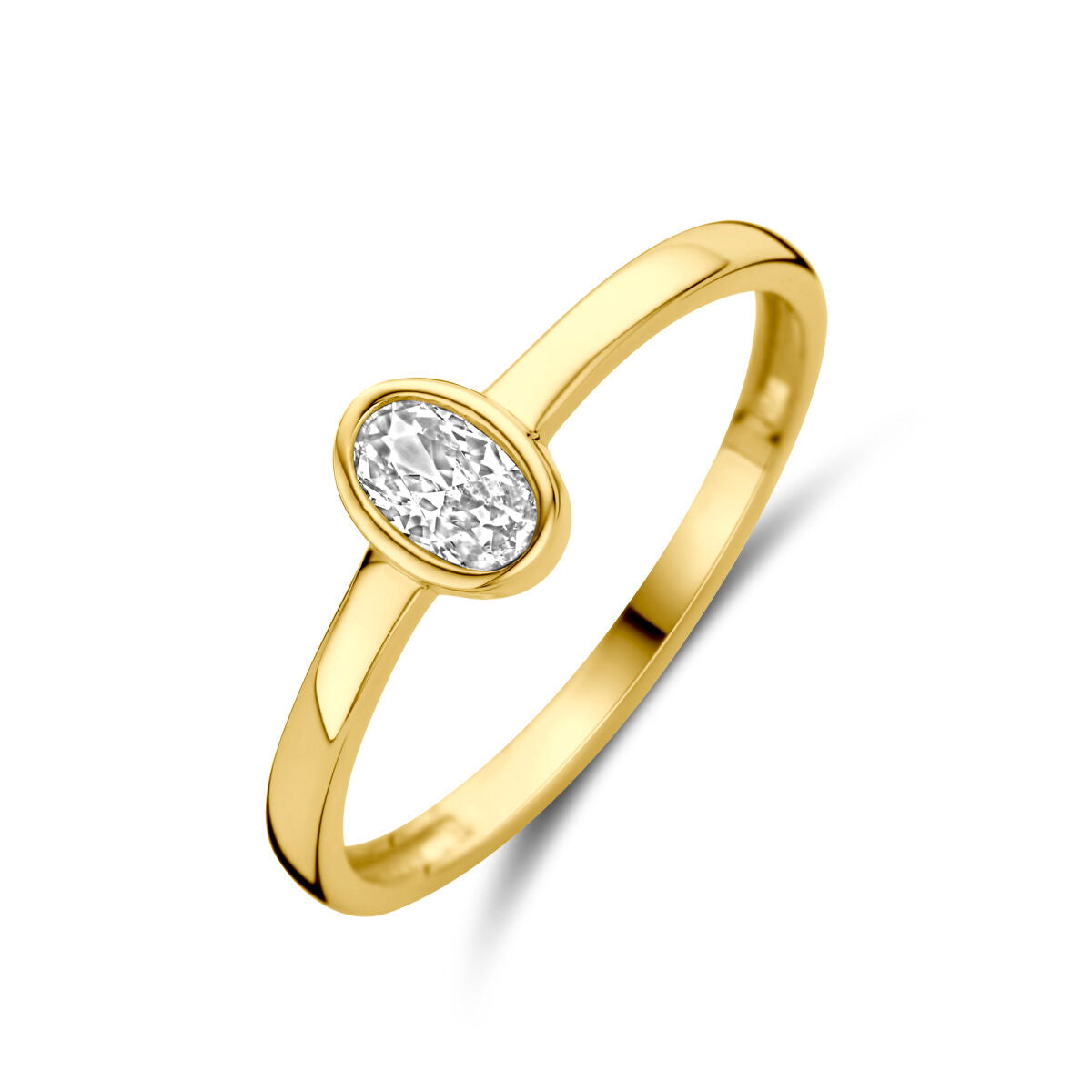 Ring van 14K geelgoud met een ovale zirkonia in een eenvoudige zetting.