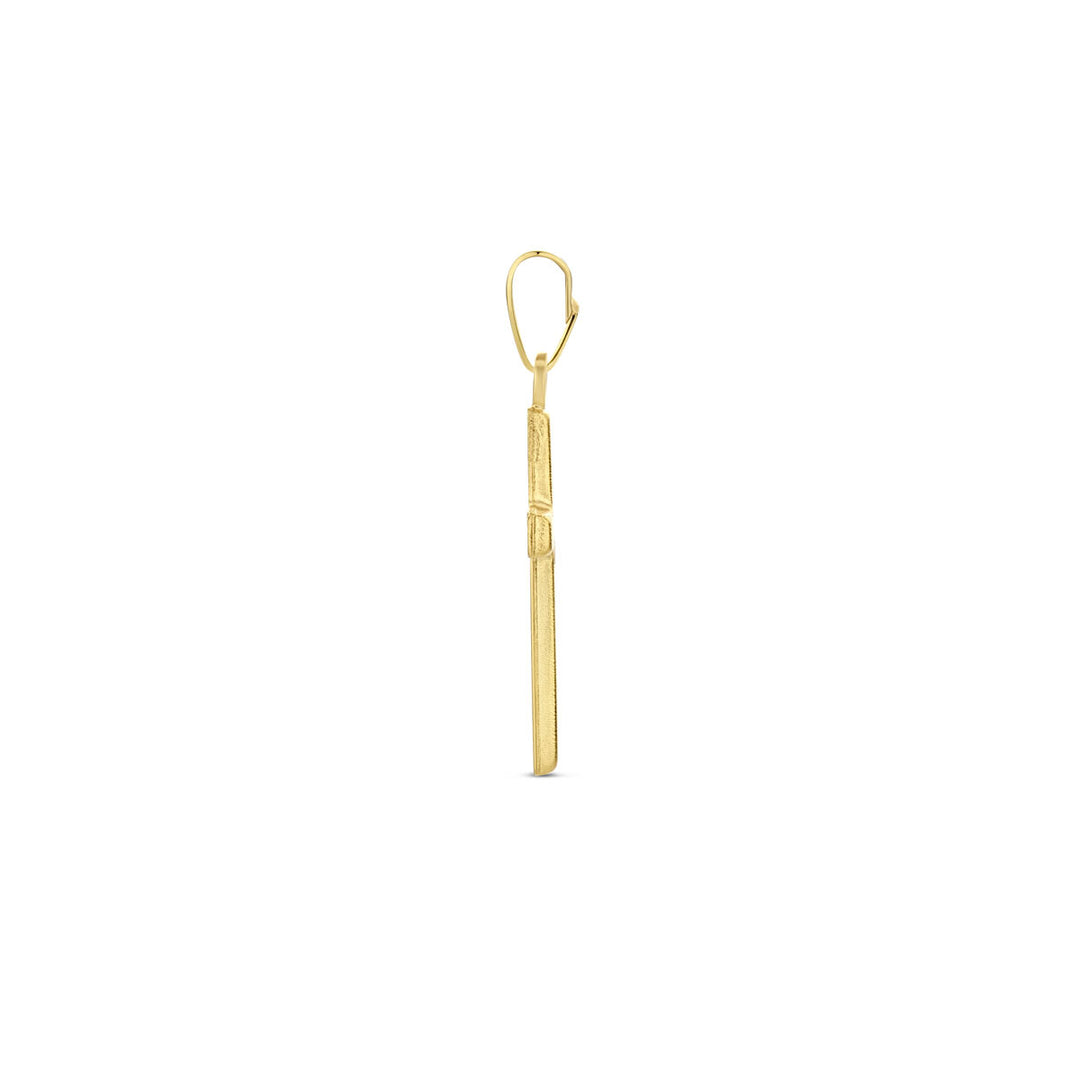 Een enkele unisex oorbel uit de Van der Kooij Collectie, voorzien van een 14K geelgouden hanger kruis gediamanteerd in een verticaal staafontwerp met hefboomsluiting, afgebeeld op een effen witte achtergrond.