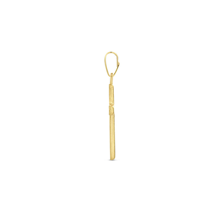 Een enkele unisex oorbel uit de Van der Kooij Collectie, voorzien van een 14K geelgouden hanger kruis gediamanteerd in een verticaal staafontwerp met hefboomsluiting, afgebeeld op een effen witte achtergrond.