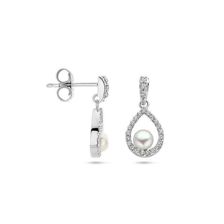 Van der Kooij Collectie oorhangers parel en zirkonia zilver gerhodineerd: elegante zilveren oorhangers met een centrale zoetwaterparel, omringd door fonkelende zirkonia's, gepresenteerd tegen een witte achtergrond.