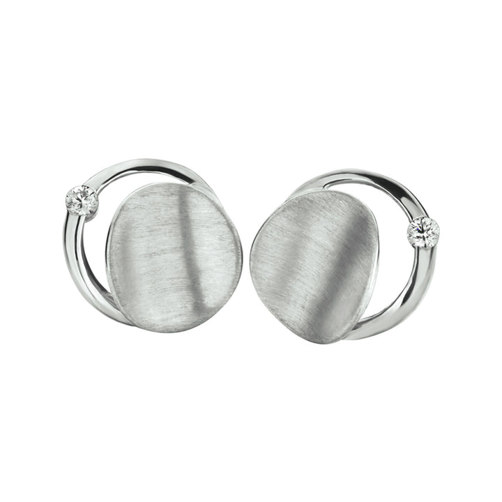 Deze oorknoppen zirkonia poli/mat van Van der Kooij Collectie zijn zilver gerhodineerd met een geborsteld ovaal en glanzend rond frame, ieder voorzien van een subtiele zirkonia.