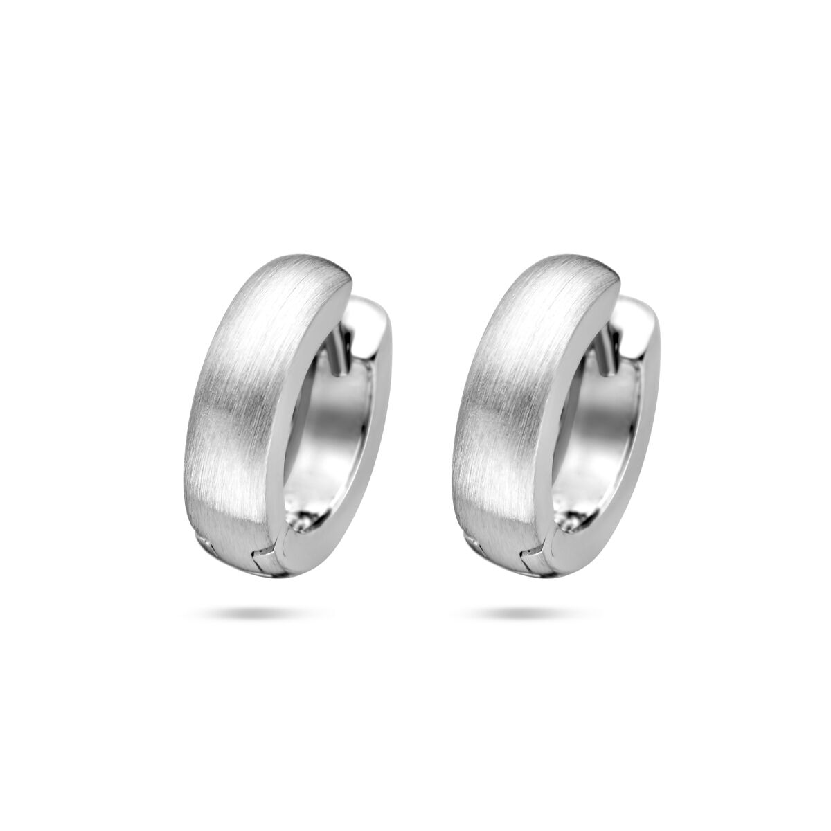 Vlakke klapoorringen van gerhodineerd zilver met een matte afwerking en een breedte van 4,0 mm.