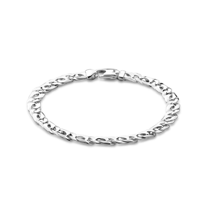 De armband 6,5 mm zilver wit van Van der Kooij Collectie is een herenarmband met platte in elkaar grijpende kinschakels en gepolijste afwerking, afgewerkt met een stevige karabijnsluiting tegen een witte achtergrond.