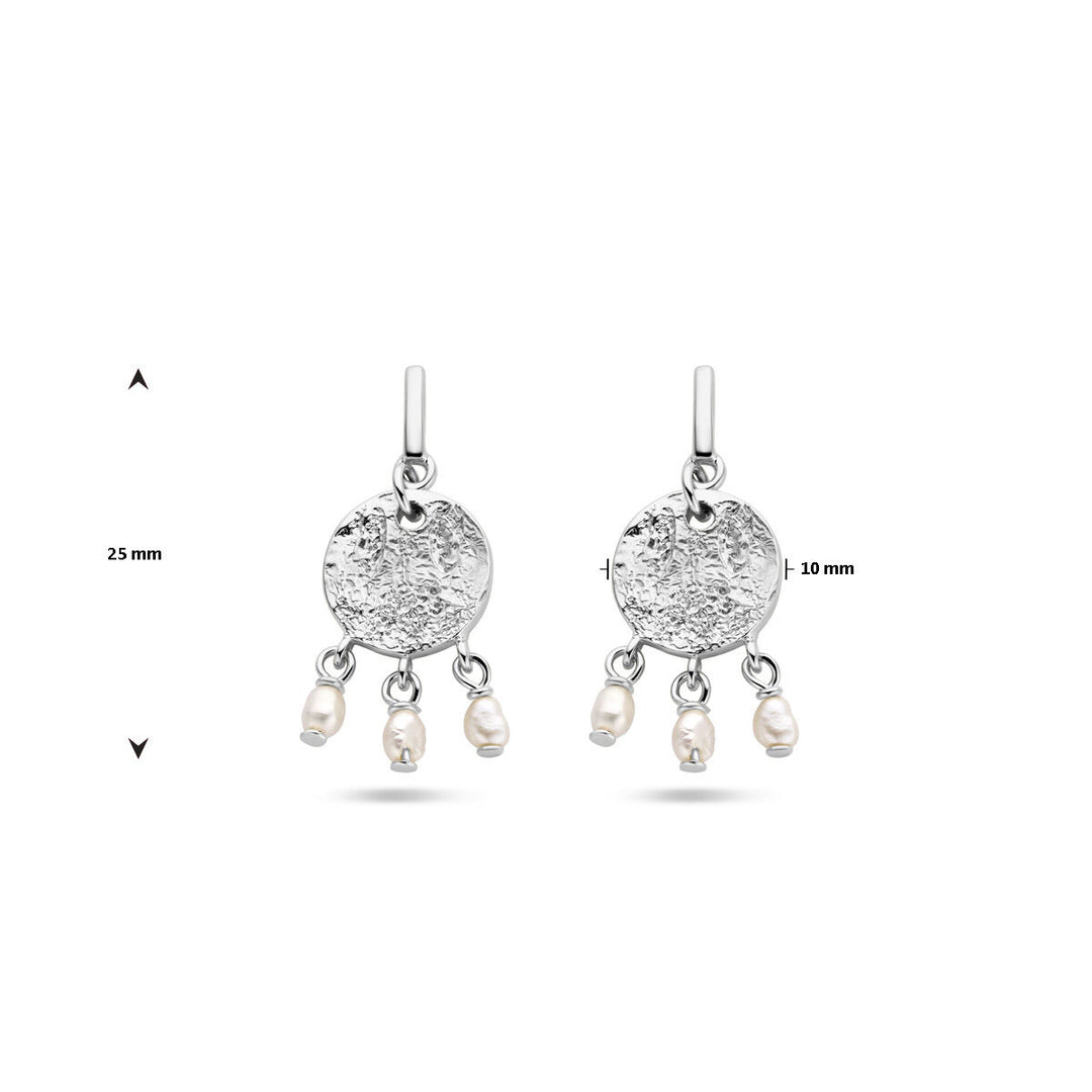 Van der Kooij Collectie oorhangers parel zilver gehodineerd: 925 zilver met ronde schijven en drie zoetwaterparels per stuk. Afmeting: 25 mm lang, 10 mm breed. Stijlvol gebruikelijk op een witte achtergrond.