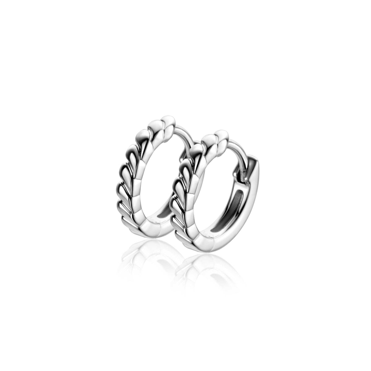 Zinzi oorbellen zilver ZIO2688: een paar kleine, zilveren oorbellen met gevlochten of bladmotief, elegant gepresenteerd op een witte achtergrond. Perfect om elke outfit subtiel te verfraaien.