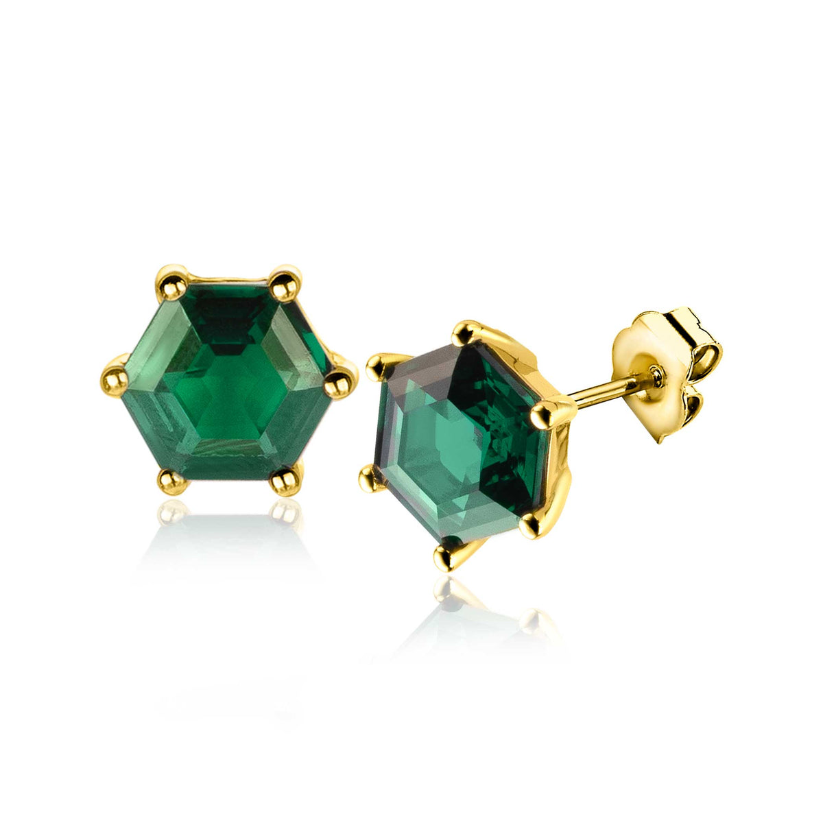 Gouden oorbellen met een hexagonale groene steen, gezet in een stevige montuur.