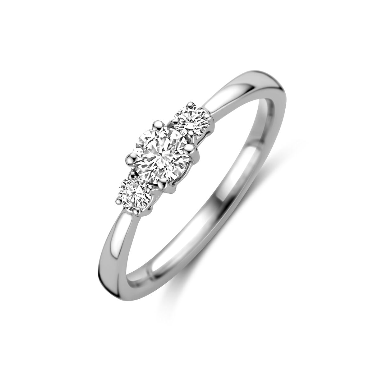 Ring van 14K witgoud met drie lab-grown diamanten, totaal 0.46ct, in een trilogie-setting.