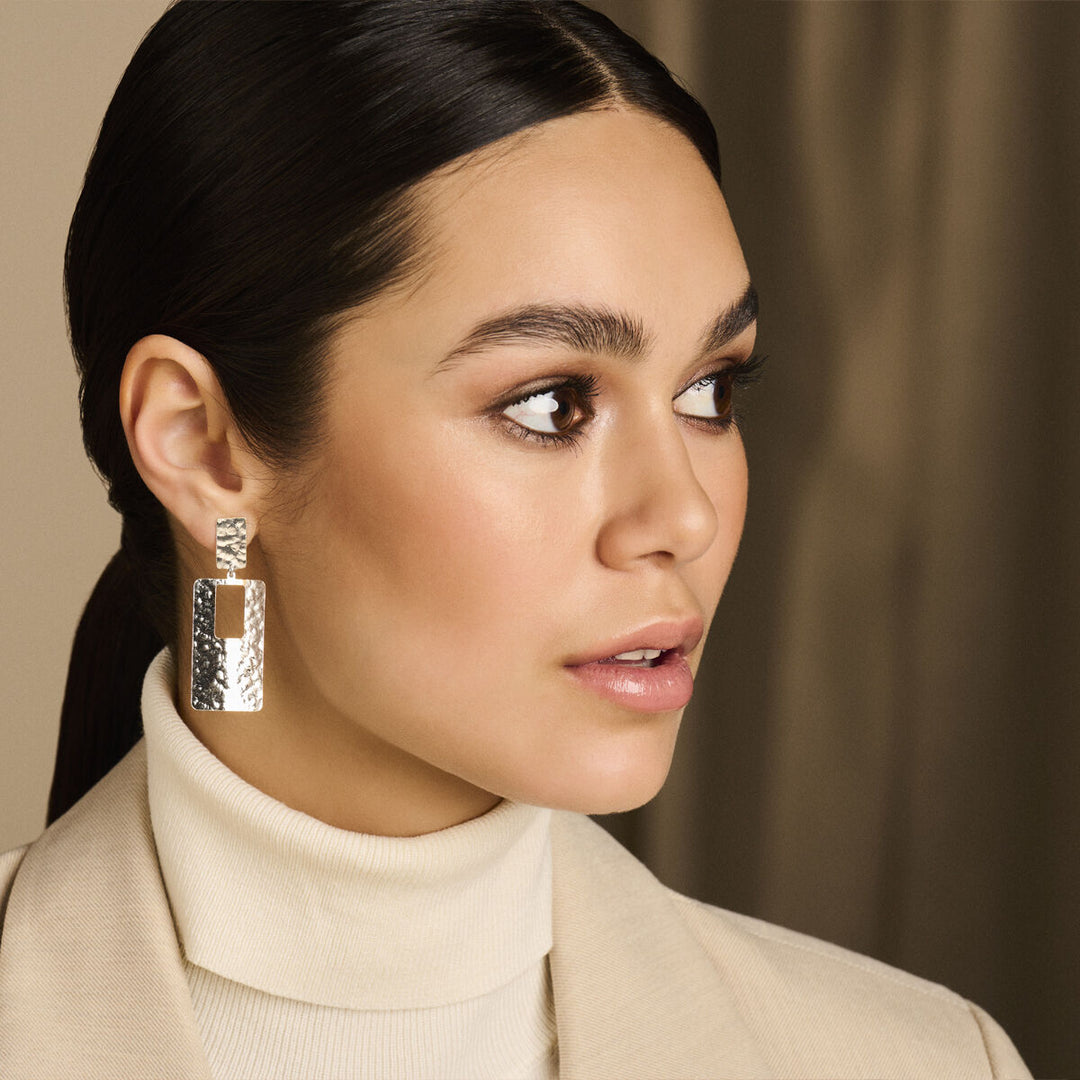 oorhangers rechthoek gehamerd zilver gerhodineerd