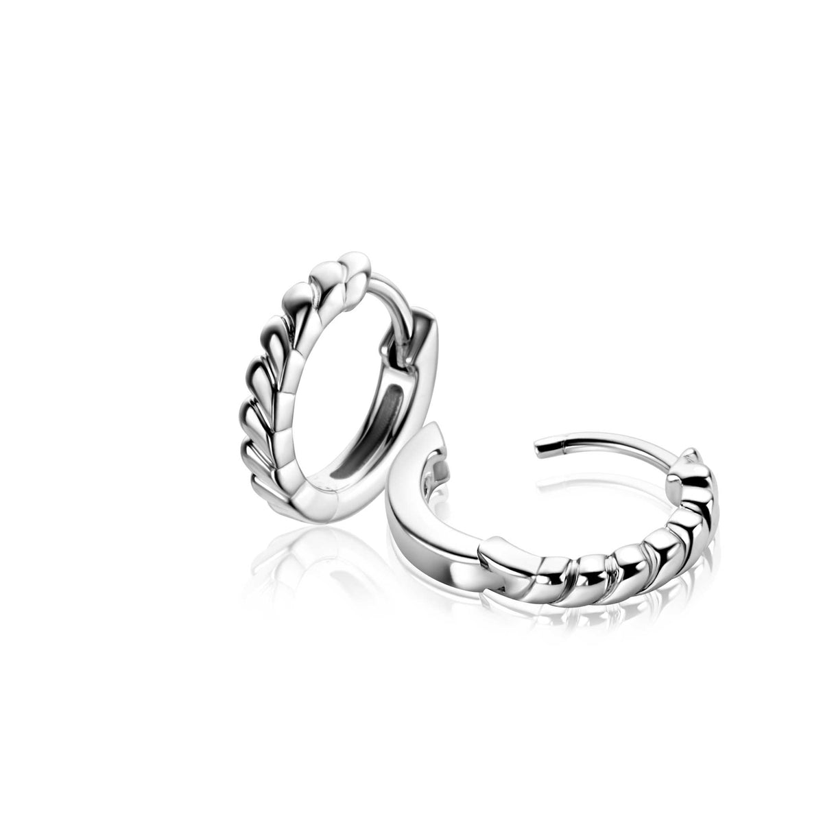 Een paar Zinzi oorbellen zilver ZIO2688 van Zinzi, met zilveren oorbellen met een gevlochten motief op een witte achtergrond.