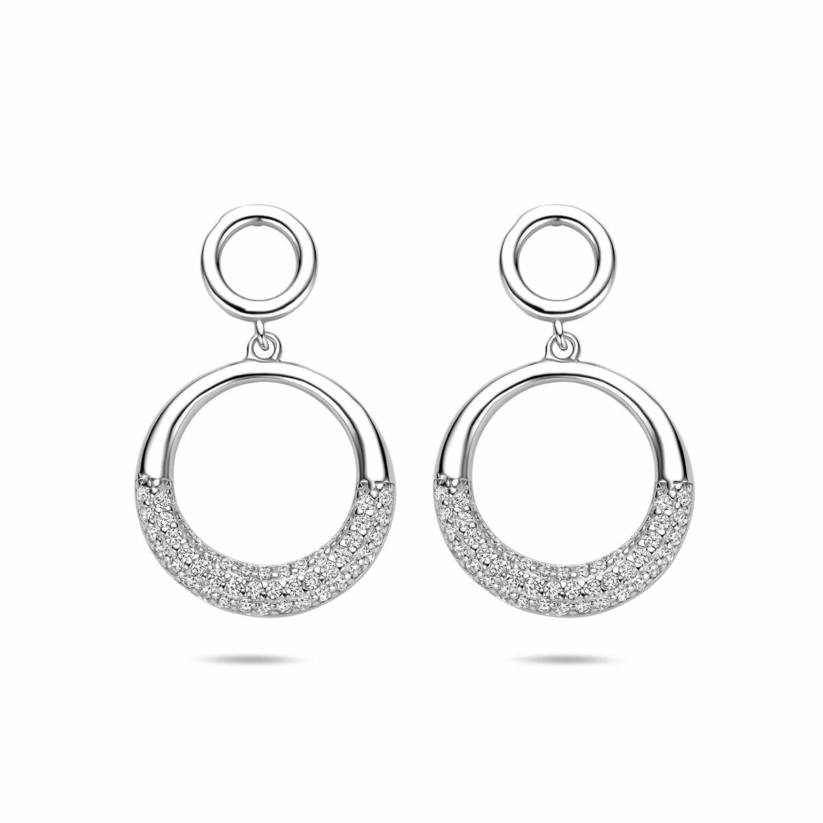 Zilveren oorhangers van gerhodineerd 925 zilver met een ronde vorm en zirkonia-steentjes aan de onderzijde.