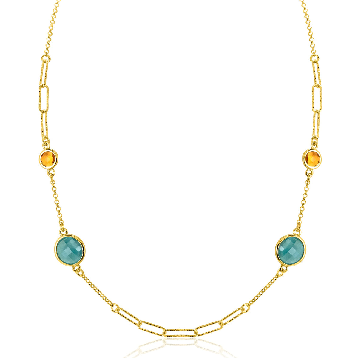 Gouden ketting met schakelontwerp en blauwe en oranje edelstenen.