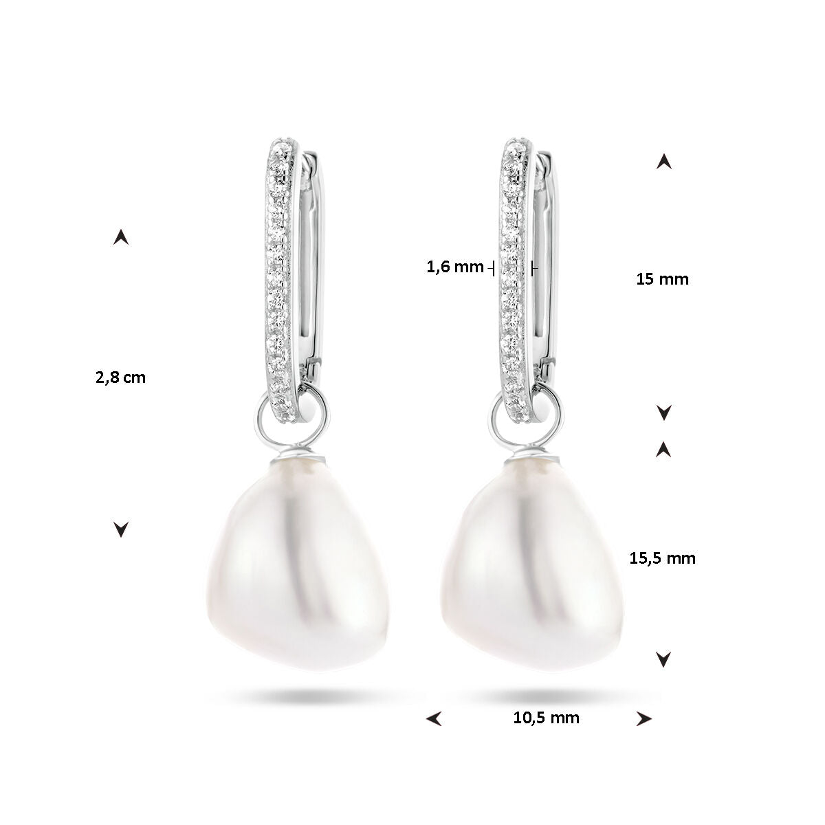 De Van der Kooij Collectie oorringen paperclip barok parel en zirkonia zilver gerhodineerd zijn voorzien van druppelvormige zoetwaterparels, ingebedde zirkonia, en zijn 2,8 cm lang, 1,6 mm dik, met ringen van 15 mm en parels van 15,5x10,5 mm.