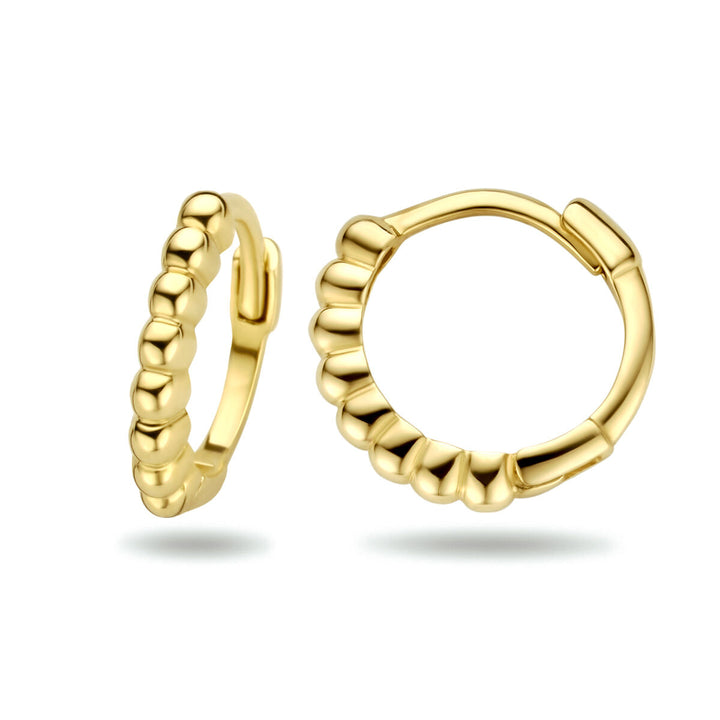 Twee klapoorringen bolletjes 14K geelgoud uit de Van der Kooij Collectie, elegant afgebeeld met scharniersluiting en kralen design op een witte achtergrond met subtiele schaduw.