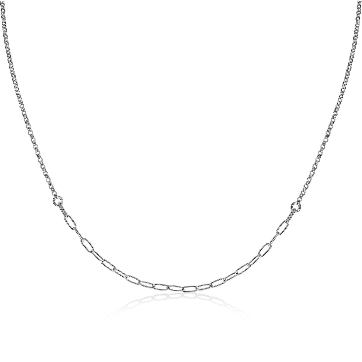 Zilveren ketting met een schakelpand en een gladde afwerking.
