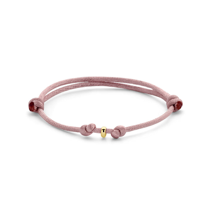 De Van der Kooij Collectie armband satijn zacht roze (13-26 cm) heeft een verstelbaar koord en een 14K gouden kraal met gegraveerde T, gemaakt van rubber, nylon en leer. Elegant weergegeven op een witte achtergrond.