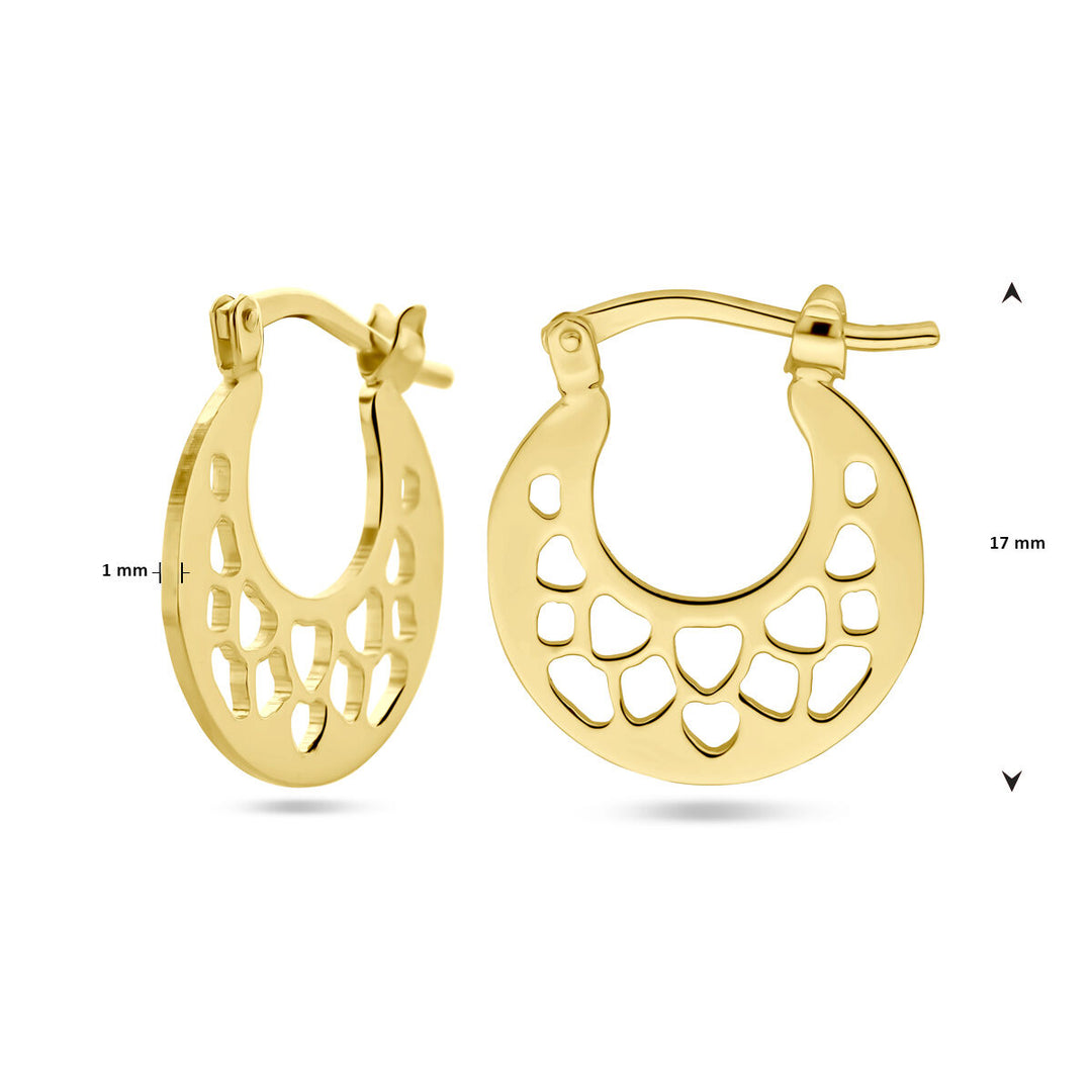 Een paar oorringen 1 micron zilver verguld (geel) van Van der Kooij Collectie met hartvormige uitsneden en scharniersluiting, 17 mm hoog en 1 mm dik, aanwezig op een witte achtergrond.