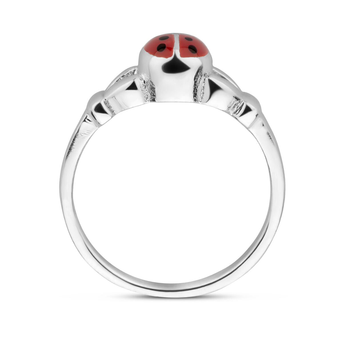 De ring lieveheersbeestje zilver wit van Van der Kooij Collectie heeft een centraal geplaatst lieveheersbeestje met rode en zwarte emaille details op een zilveren band, frontaal weergegeven tegen een witte achtergrond.