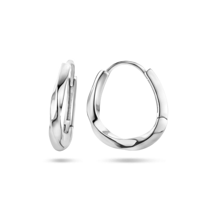 Ontdek de Van der Kooij Collectie klapoorringen gedraaid zilver gerhodineerd-elegante 925 zilveren damesoorbellen met een subtiel gedraaid ontwerp, getoond vanaf de zijkant en voorkant op een witte achtergrond. Perfect voor een verfijnde look.