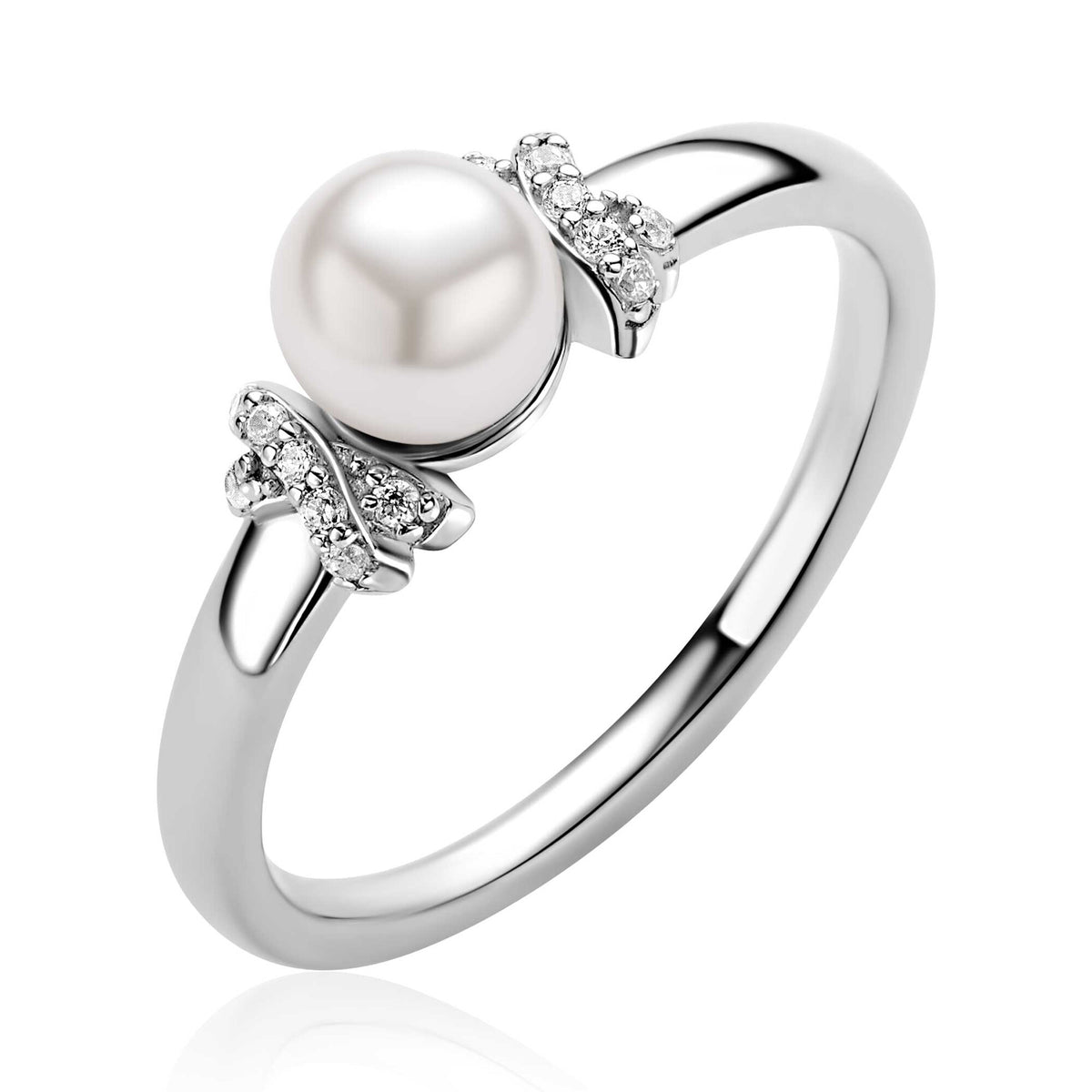 Zilveren ring met een witte parel in het midden en kleine steentjes aan de zijkanten, maat 54.