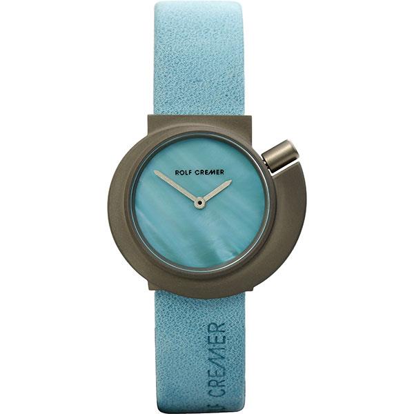 Rond horloge met een lichtblauwe wijzerplaat en een grijze kast, voorzien van een lichtblauwe leren band.