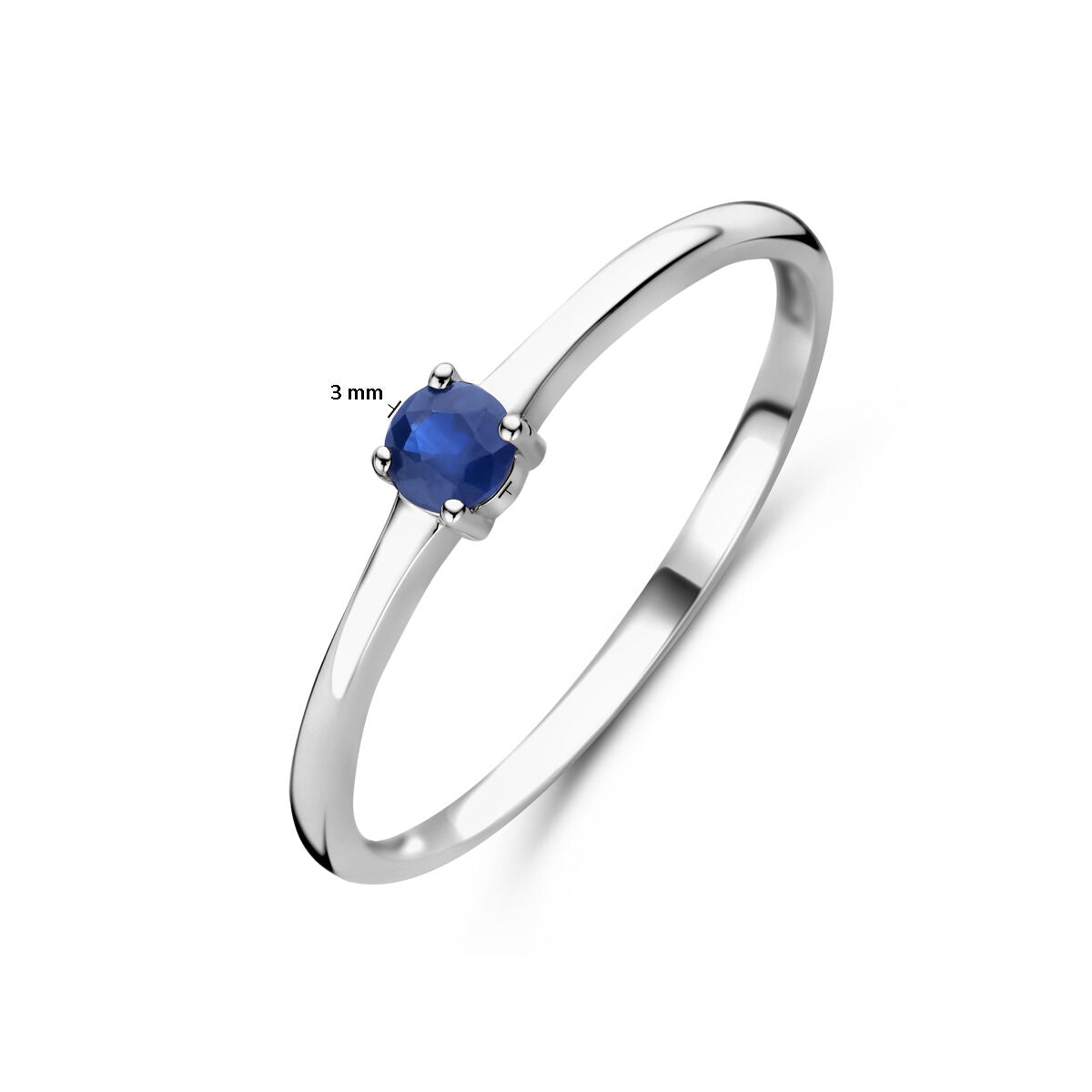 De Van der Kooij Collectie ring met geboortesteen saffier voor september is van gerhodineerd zilver (925), heeft een dunne band en een ronde 3 mm saffier in vierpootsetting, gepresenteerd op een witte achtergrond.
