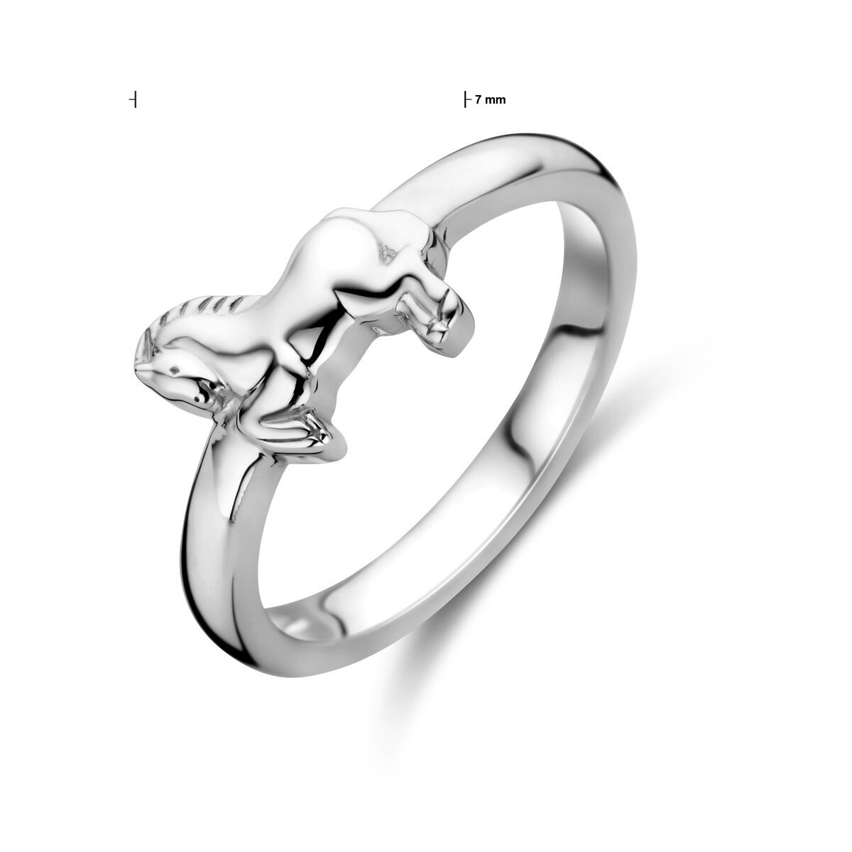 De ring paard zilver gerhodineerd van Van der Kooij Collectie is voorzien van een gedetailleerd, driedimensionaal steigerend paardenmotief als centraal ontwerp; het paard voldoet aan 7 mm ras.