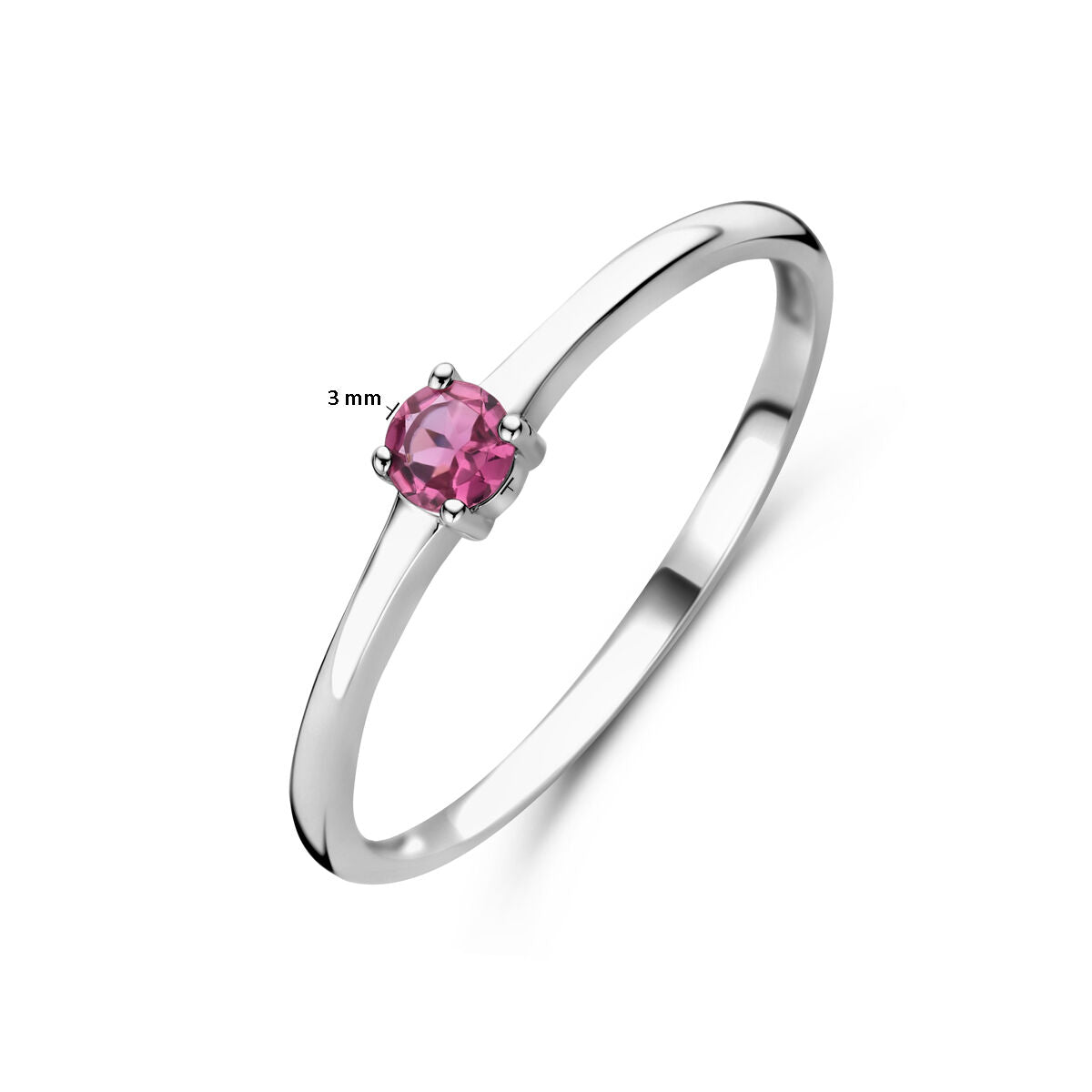 De Van der Kooij Collectie ring met geboortesteen roze toermalijn (oktober) is gemaakt van gerhodineerd 925 zilver, heeft een dunne band en een 3 mm ronde steen in vierpoots zetting, elegant gepresenteerd op een witte achtergrond.