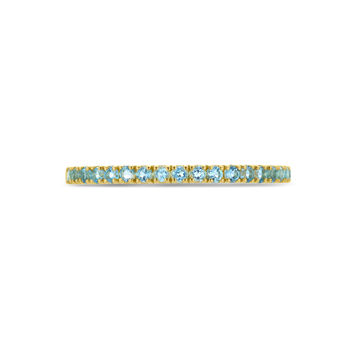 Een delicate 14K geelgouden ring uit de Van der Kooij Collectie, met geboortesteen blauw topaas voor december, bijvoorbeeld op een witte achtergrond.