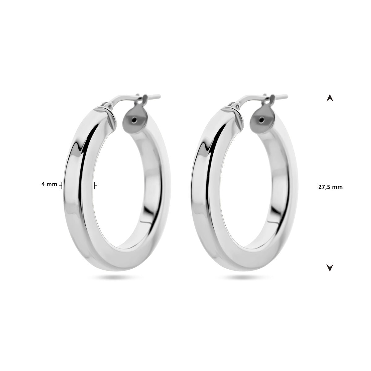 Een paar oorringen vlakke buis zilver gerhodineerd van Van der Kooij Collectie, 4 mm dik en 27,5 mm diameter met latch back sluiting, gepresenteerd tegen een witte achtergrond.