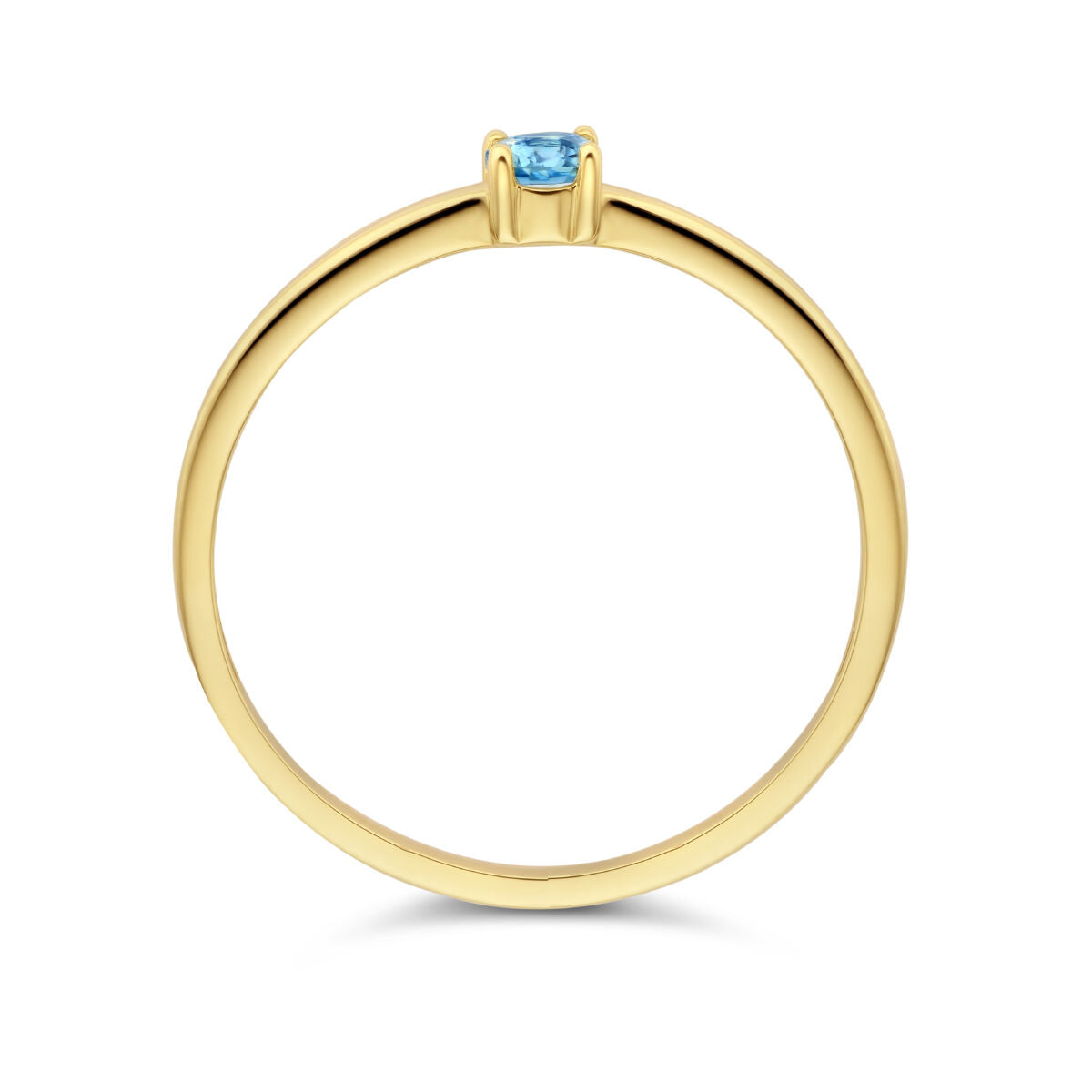 De Van der Kooij Collectie ring met geboortesteen blauwe topaas december is gemaakt van 14K geelgoud, met een dunne band en een kleine ronde blauwe topaas in een eenvoudige vierpoots zetting, getoond vanaf de zijkant tegen een witte achtergrond.