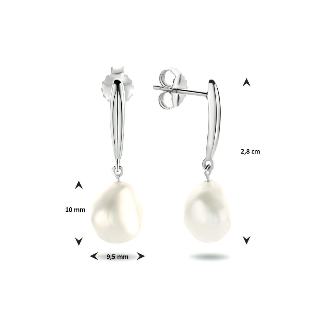 Een paar gerhodineerde 925 zilveren oorhangers met druppelvormige witte zoetwaterparels (ca. 10 x 9,5 mm), totale lengte 2,8 cm, vlindersluiting. Elegant ontwerp uit de Van der Kooij Collectie.
