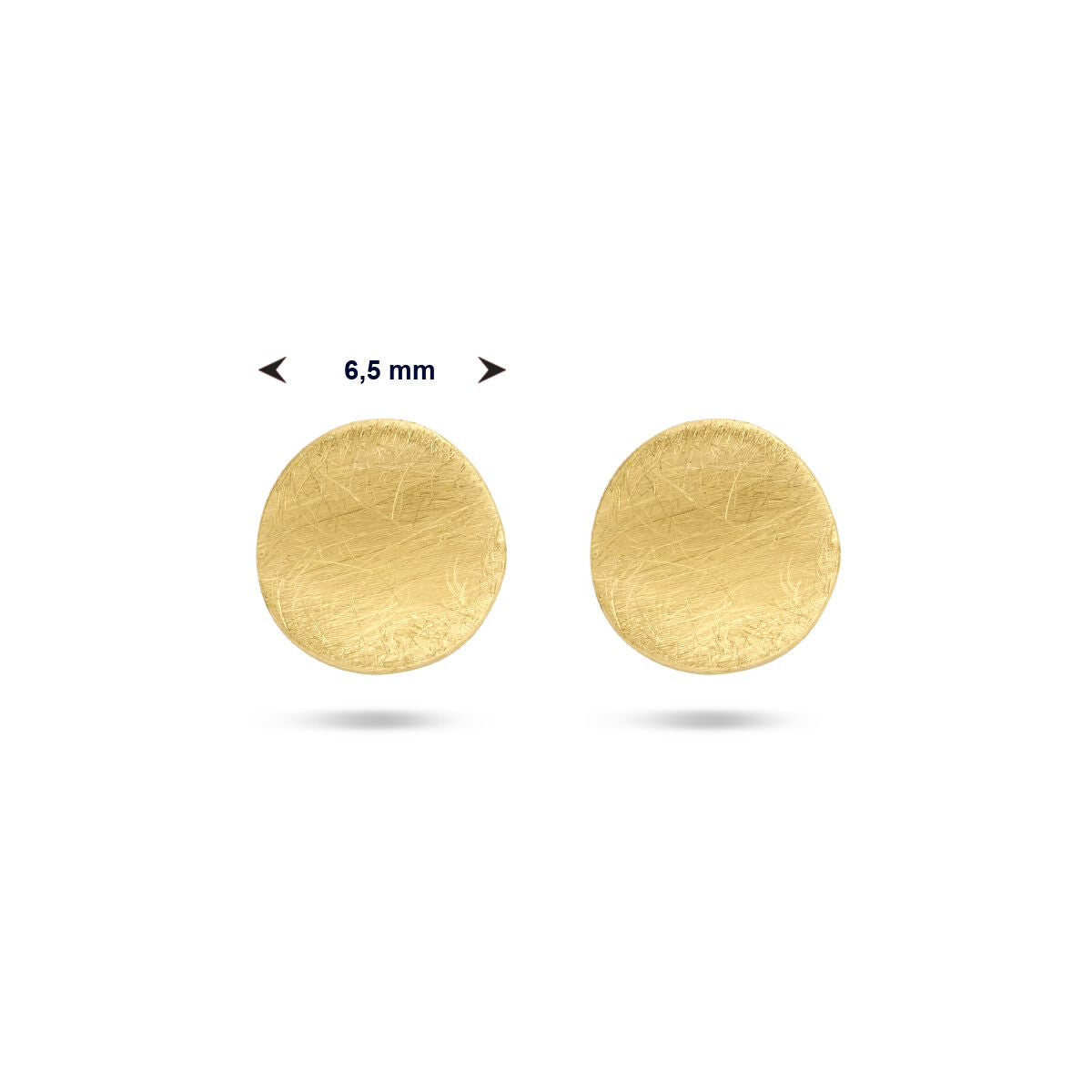Twee ronde, platte oorknoppen kras 14K geelgoud van Van der Kooij Collectie worden naast elkaar getoond met een pijl met dubbele kop erboven, met een diameter van 6,5 mm - perfect voor fans van tijdloze schoonheid en elegante sieraden.
