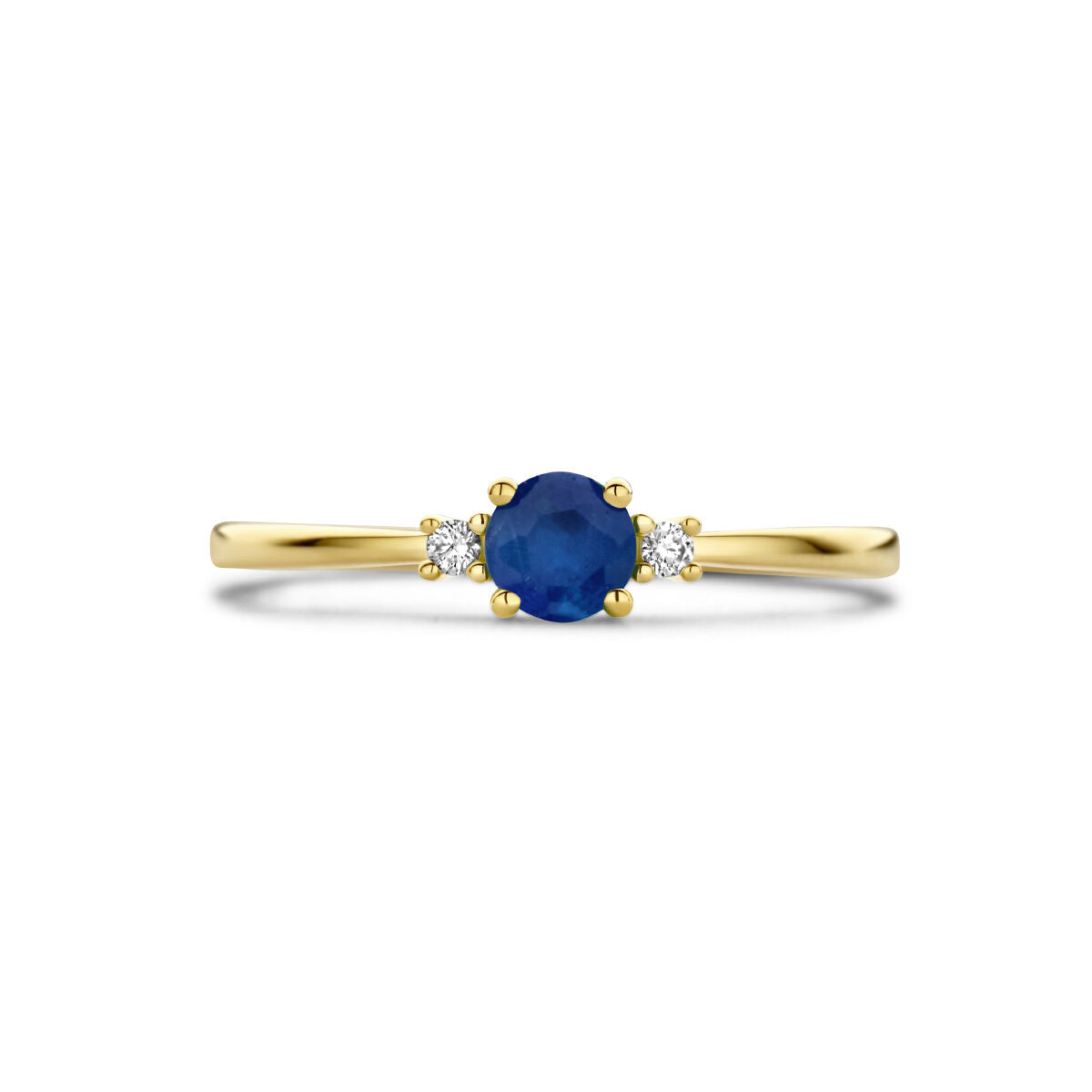 De Van der Kooij Collectie ring trilogie in 14K geelgoud heeft een centrale saffier en twee diamanten (0.03ct totaal) op een slanke band.