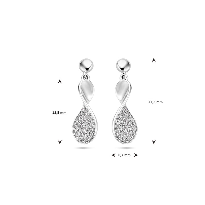 Van der Kooij Collectie oorhangers zirkonia zilver gerhodineerd met een gebogen, traanvormig ontwerp en fonkelende zirkonia. Afmetingen: 22,3 mm hoog, 18,5 mm lang (stud tot basis), 6,7 mm breed.