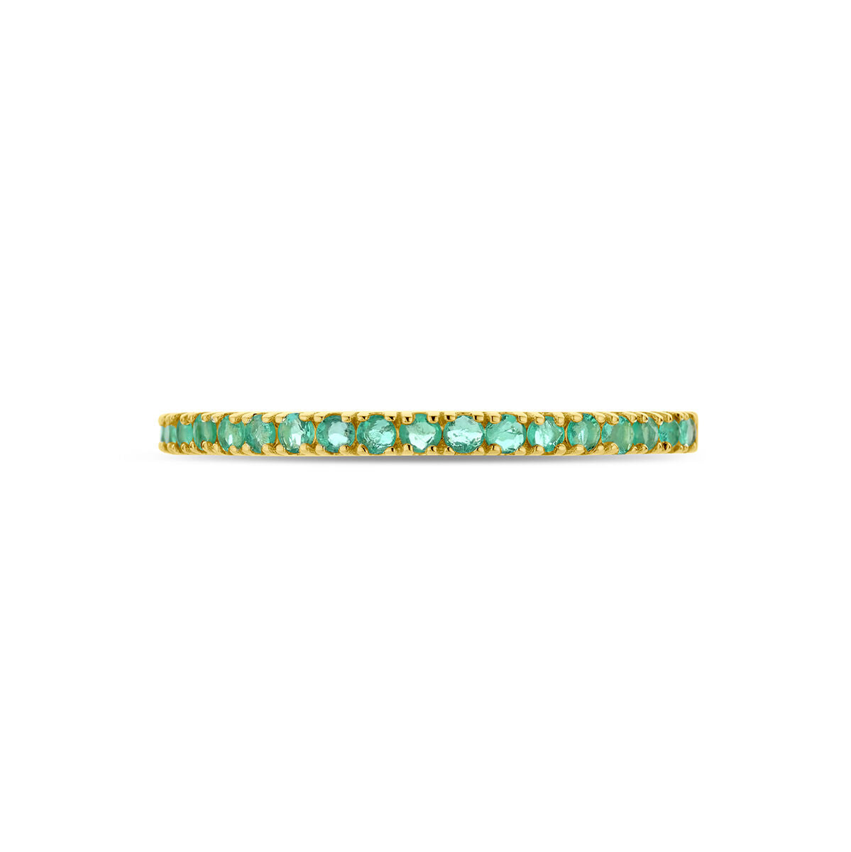 Een delicate 14K geelgouden "ring met geboortesteen smaragd mei" van de Van der Kooij Collectie, bezet met kleine smaragden in een doorlopende rij, gefotografeerd tegen een witte achtergrond.