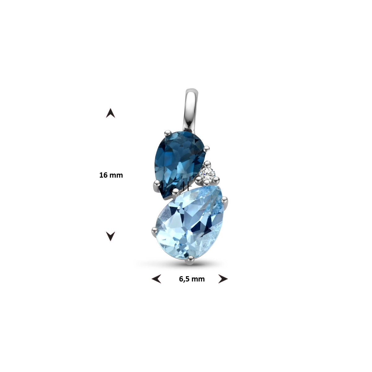 De Van der Kooij Collectie hanger heeft Londen blauwe topaas, blauwe topaas en een 0.010ct diamant (H P1) in 14K witgoud. Maat: 16 mm hoog, 6,5 mm breed; afgebeeld met meetpijlen.