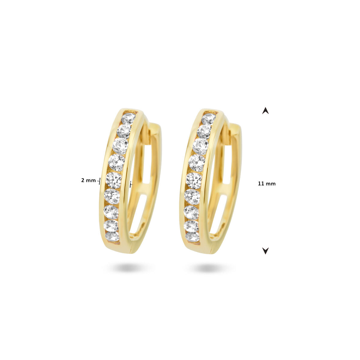Een paar klapoorringen met zirkonia 14K geelgoud van Van der Kooij Collectie, elk bezet met een rij ronde witte zirkonia. De oorbellen zijn 2 mm breed en 11 mm hoog.