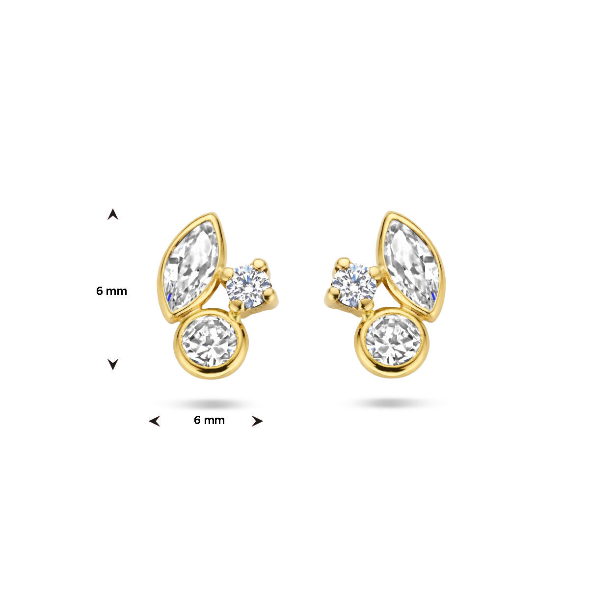 Van der Kooij Collectie oorknoppen zirkonia 14K geelgoud met marquise- en ronde zirkonia en accentsteen, elk 6x6 mm; dames sieraad getoond op een witte achtergrond met maataanduiding.